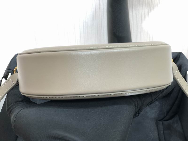 Cuir Triomphe 16x12.5x4cm ss 02(17)_