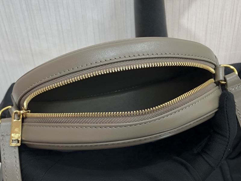 Cuir Triomphe 16x12.5x4cm ss 02(18)_