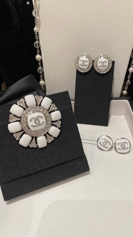 Chanel Brooch 02yxs30
