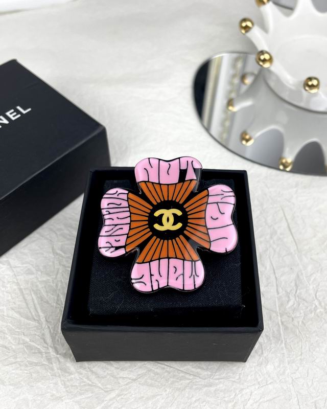 Chanel Brooch 03yxs141