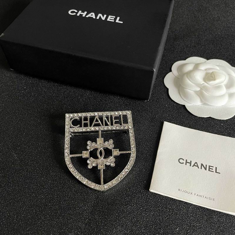 Chanel Brooch 03yxs202
