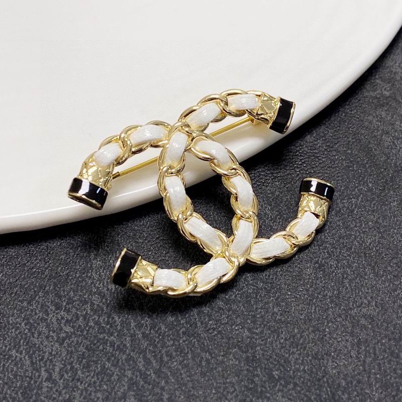 Chanel Brooch 03yxs232