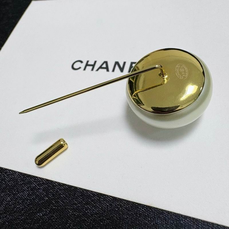Chanel Brooch 03yxs250