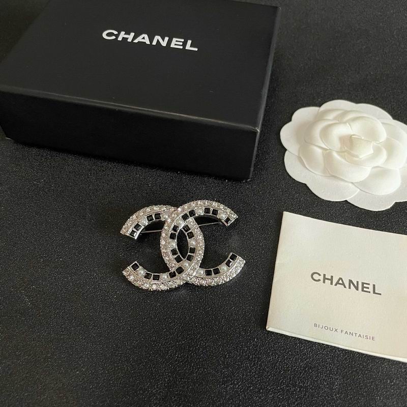 Chanel Brooch 03yxs309