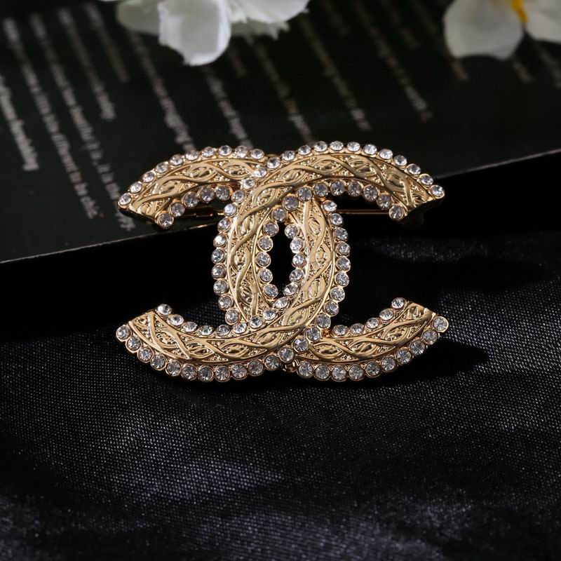 Chanel Brooch 03yxs320