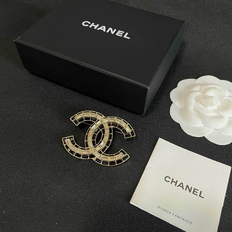 Chanel Brooch 03yxs321