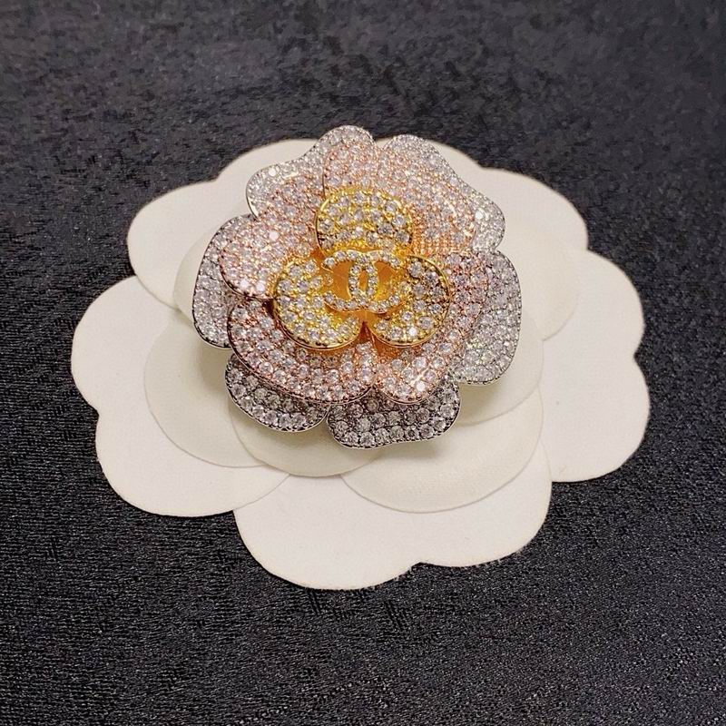 Chanel Brooch 03yxs331
