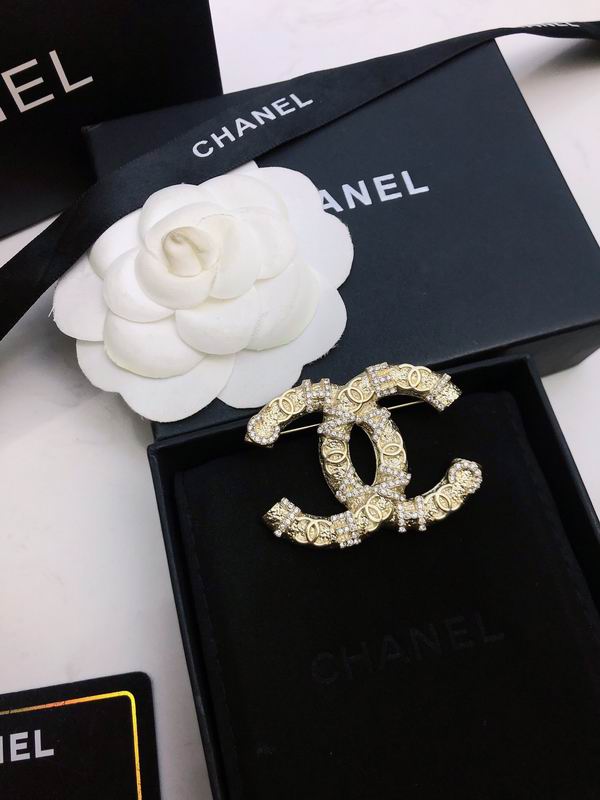 Chanel Brooch 03yxs97