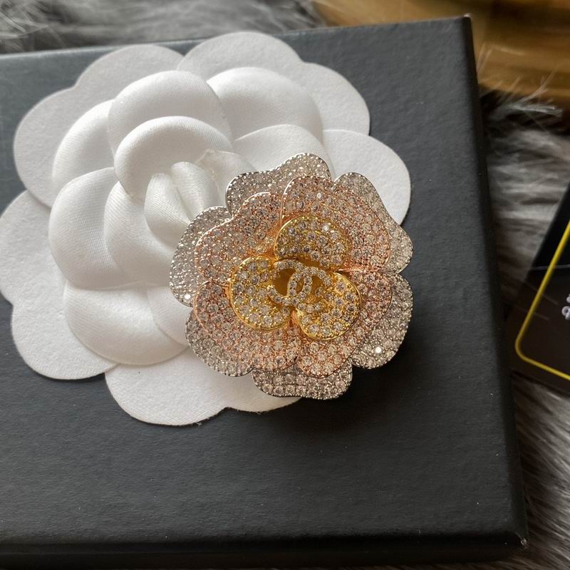 Chanel Brooch 04yxs100