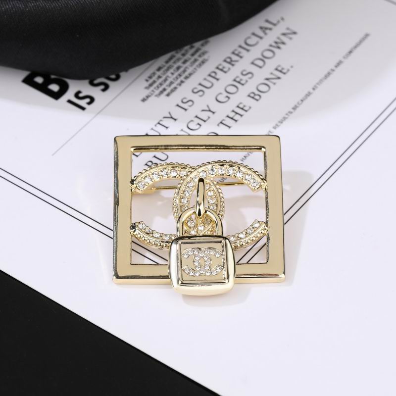 Chanel Brooch 09yxq25