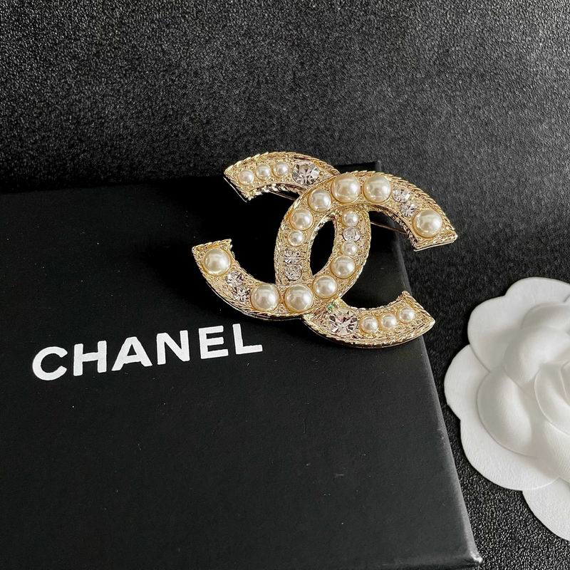 Chanel Brooch 10yxx18