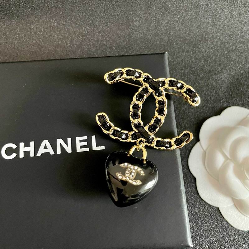Chanel Brooch 10yxx27