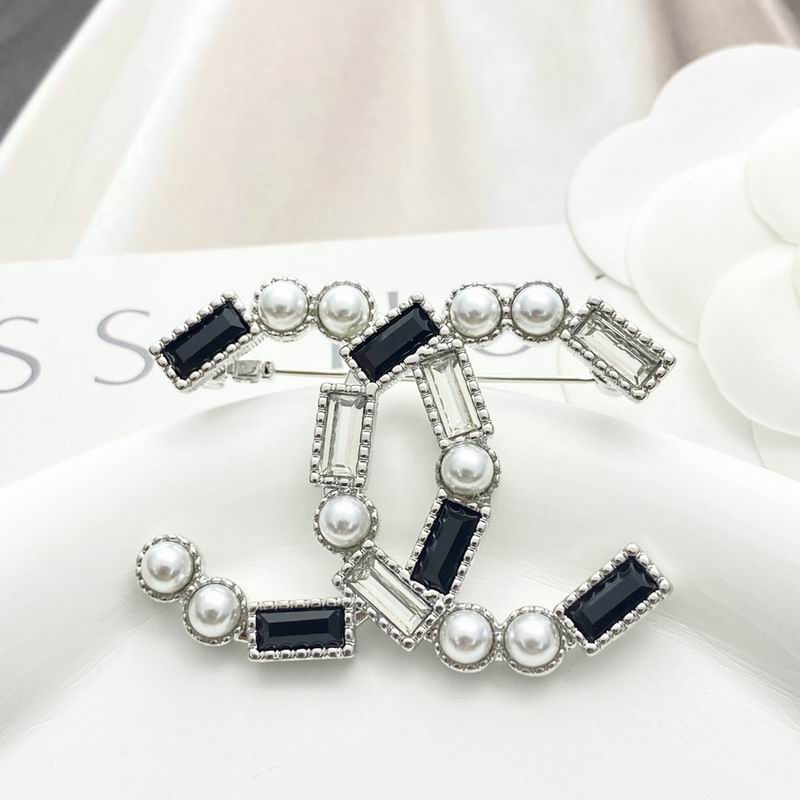Chanel Brooch 10yxx42