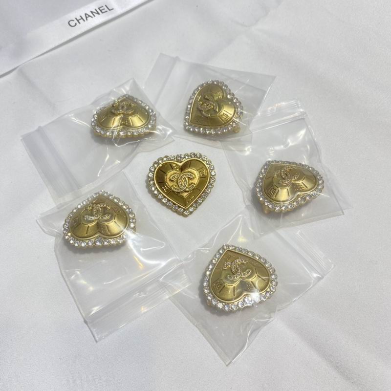 Chanel Brooch 10yxx45