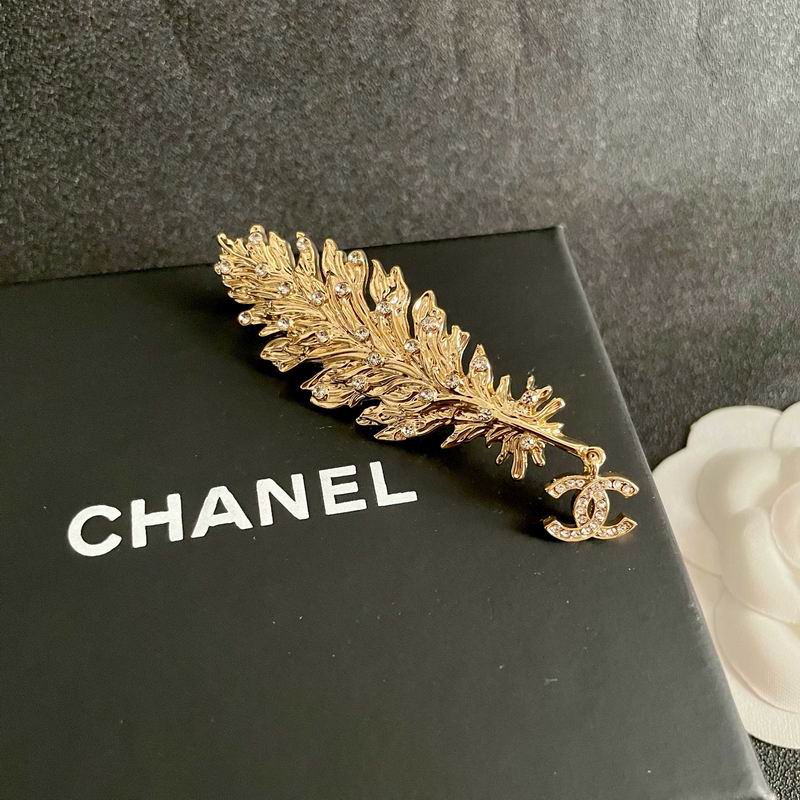 Chanel Brooch 10yxx47
