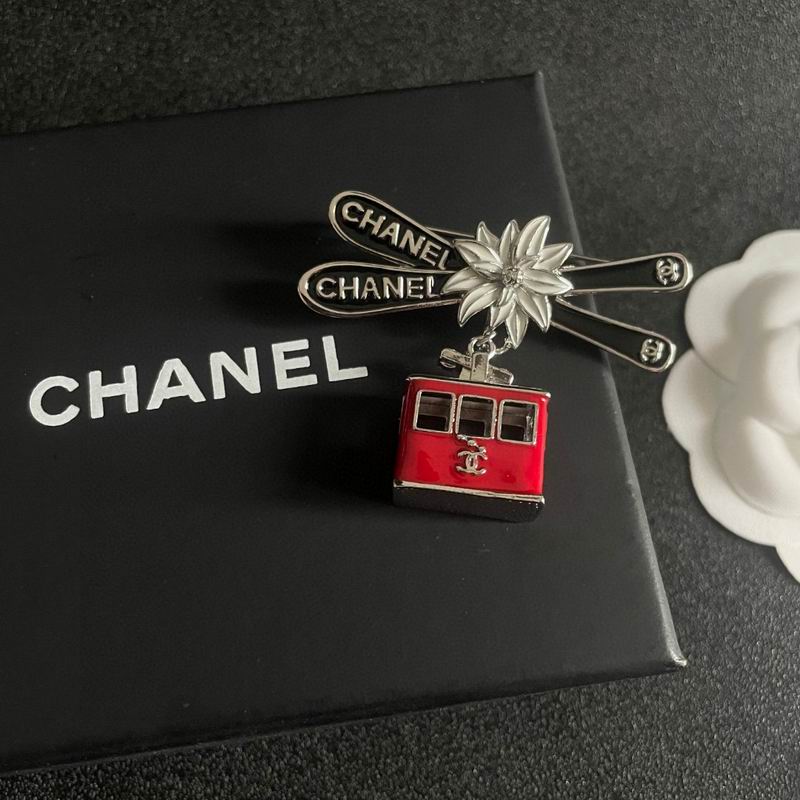Chanel Brooch 10yxx57