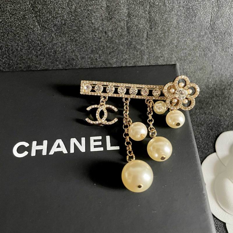 Chanel Brooch 10yxx70