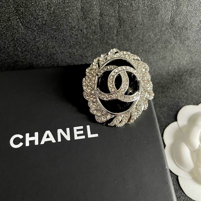 Chanel Brooch 10yxx72