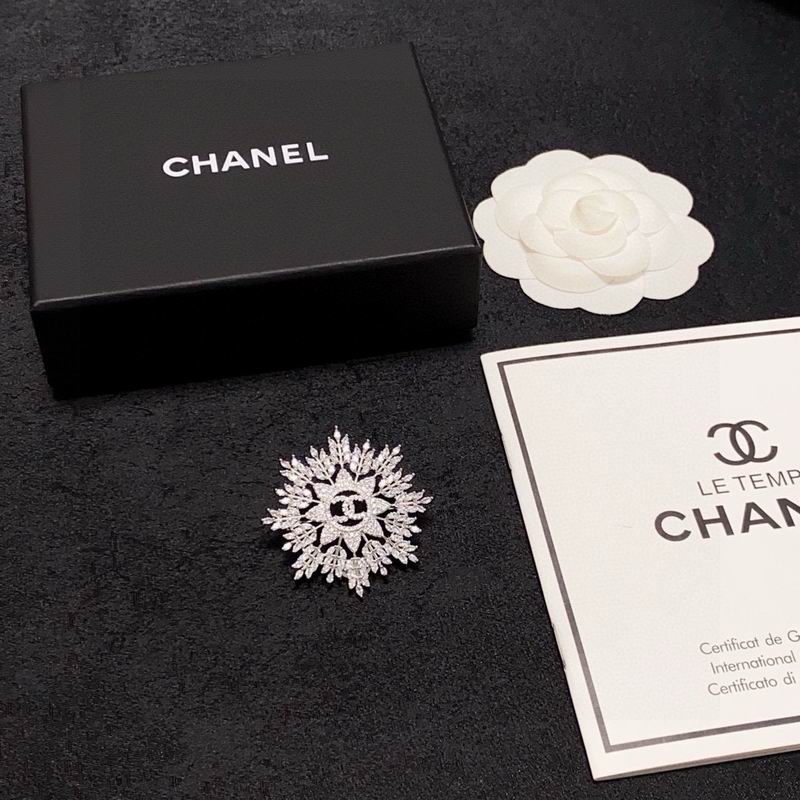 Chanel Brooch 10yxx75