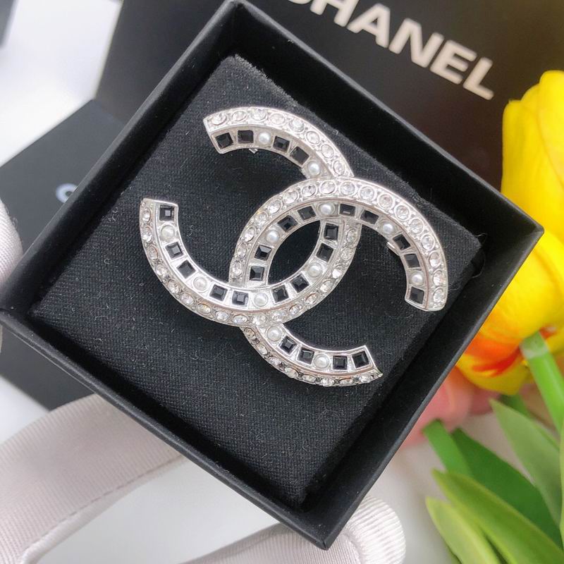 Chanel Brooch 10yxx83