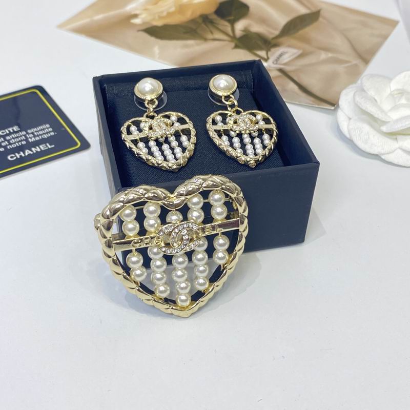 Chanel Brooch 11yxx142