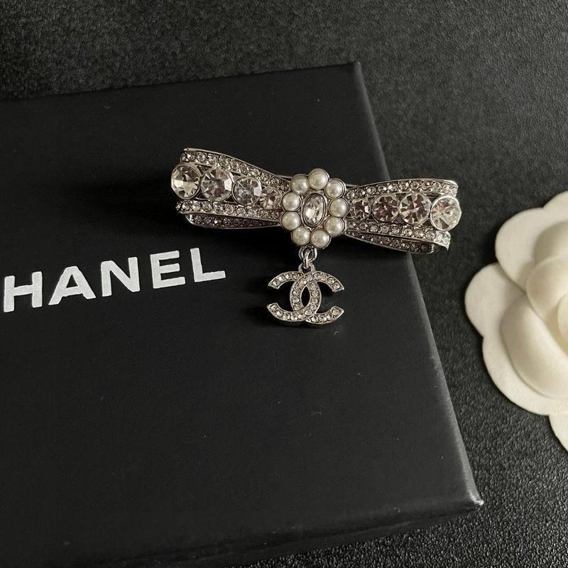 Chanel Brooch 12yxx212