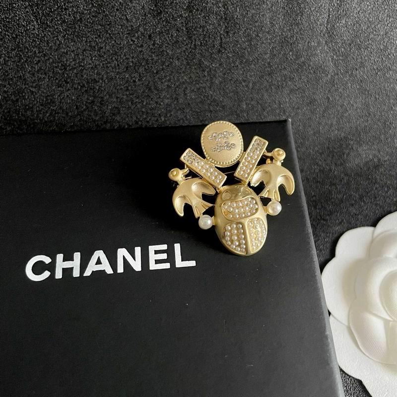 Chanel Brooch 12yxx231