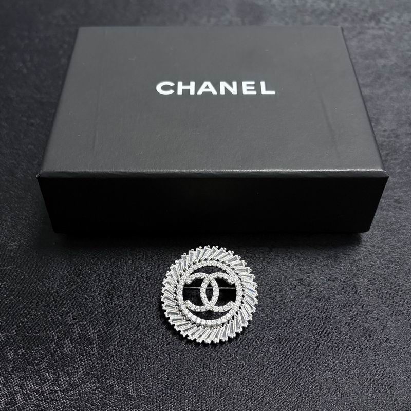 Chanel Brooch 12yxx280