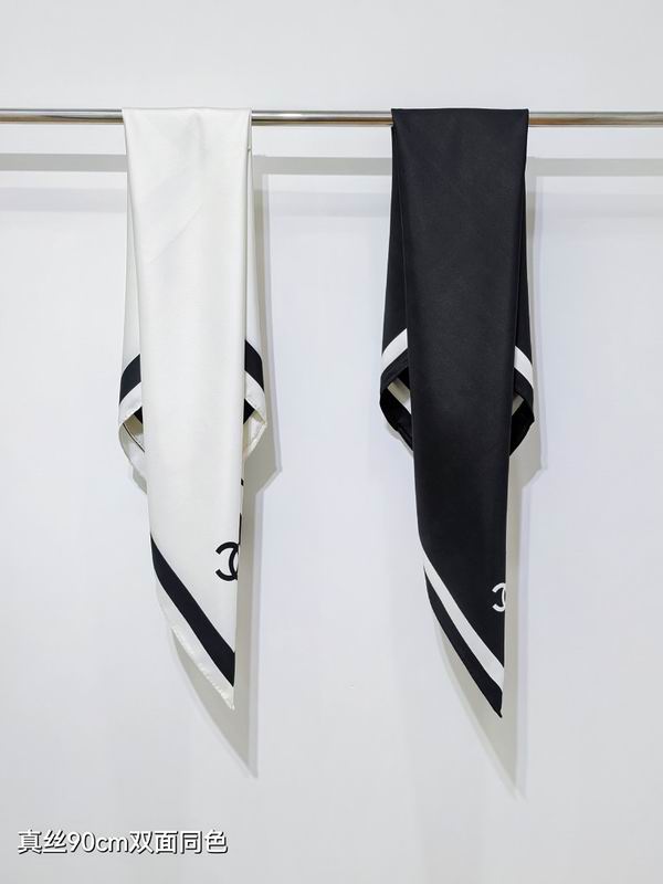Chanel silk scarf hm37
