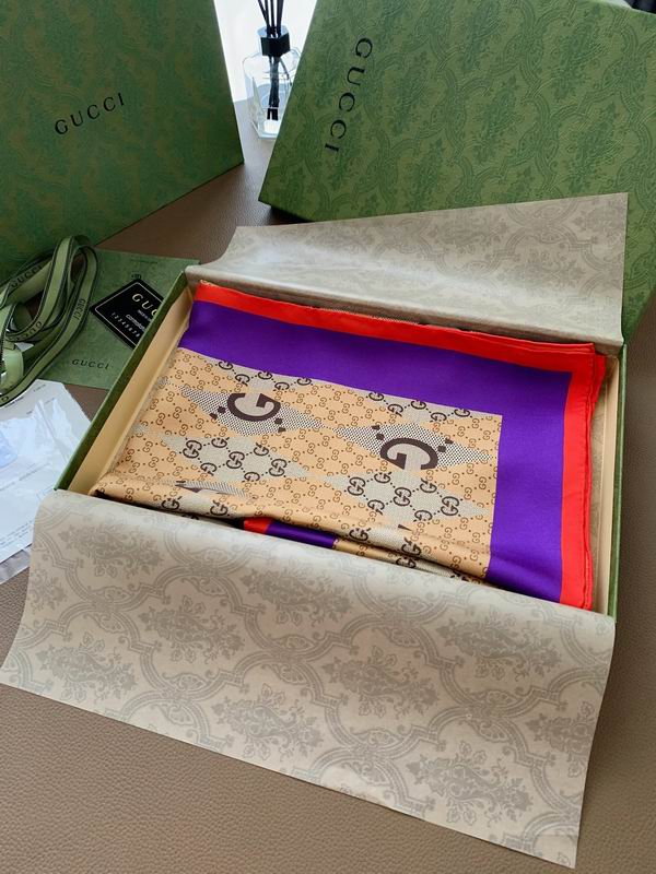 Gucci silk scarf 90X90cm E13