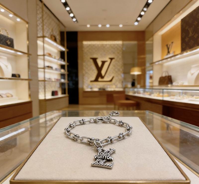 LV Bracelet 04yxs03