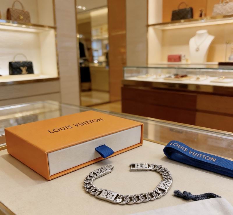 LV Bracelet 02yxs71