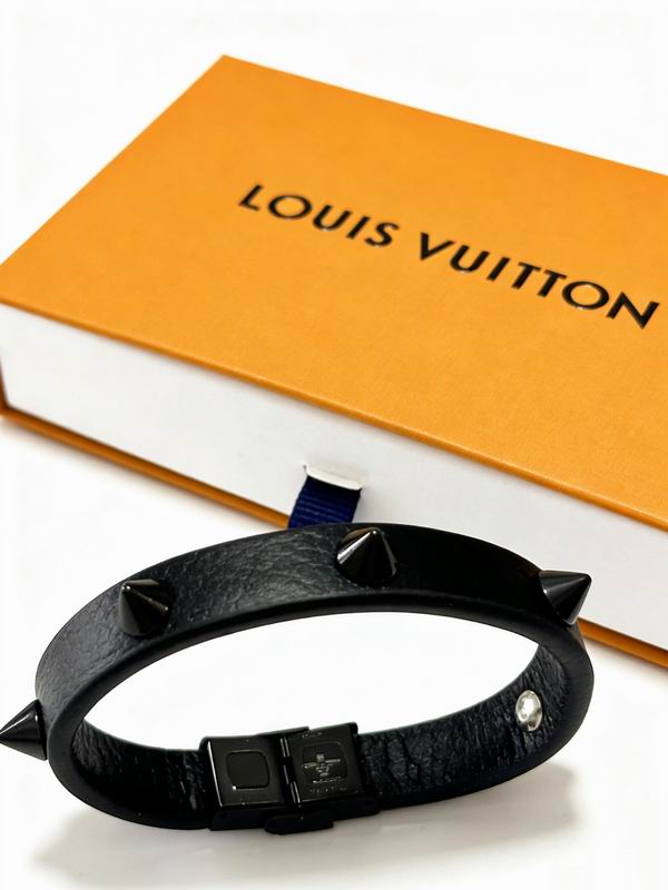Lv Bracelet 02yxs17