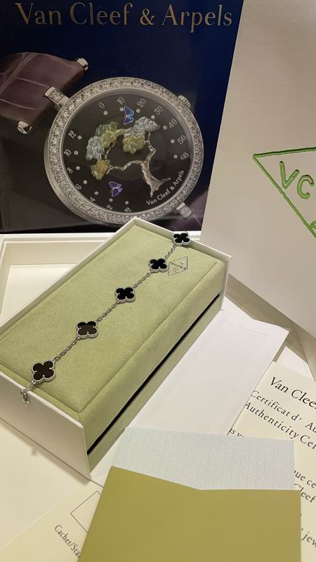 Van Cleef & Arpels bracelet 05yxs01