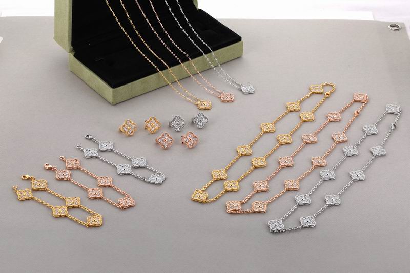 Van Cleef & Arpels suits 05yxh01