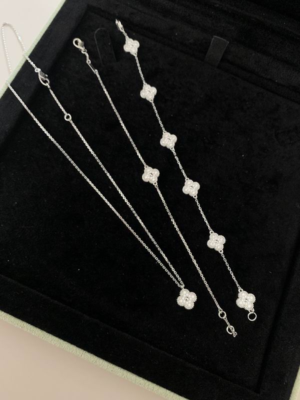 Van Cleef & Arpels suits 09yxq02