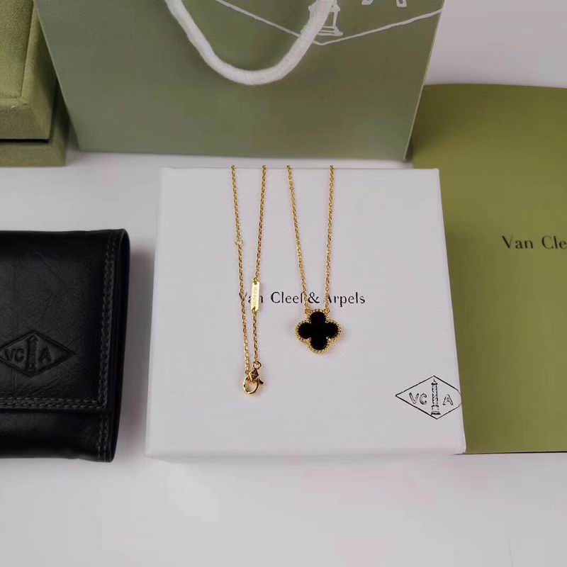 Van Cleef & Arpels suits 12yxq04