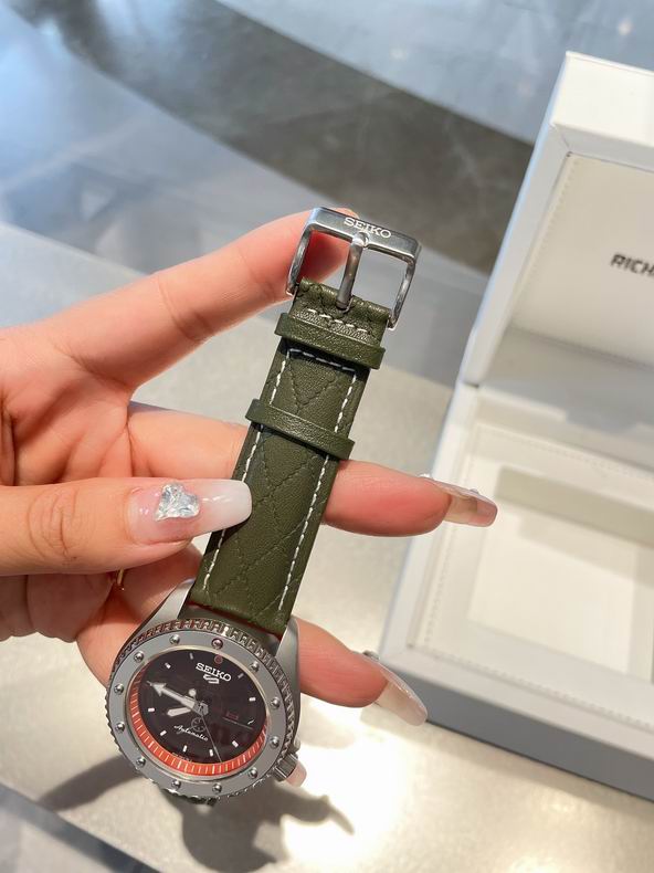 Seiko watch 42.5X13.4mm 41 (44)