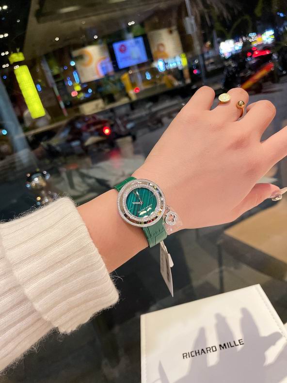 Van Cleef & Arpels women 32mm 080606 (12)