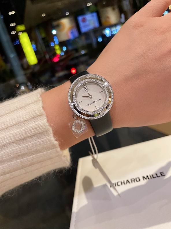 Van Cleef & Arpels women 32mm 080606 (18)