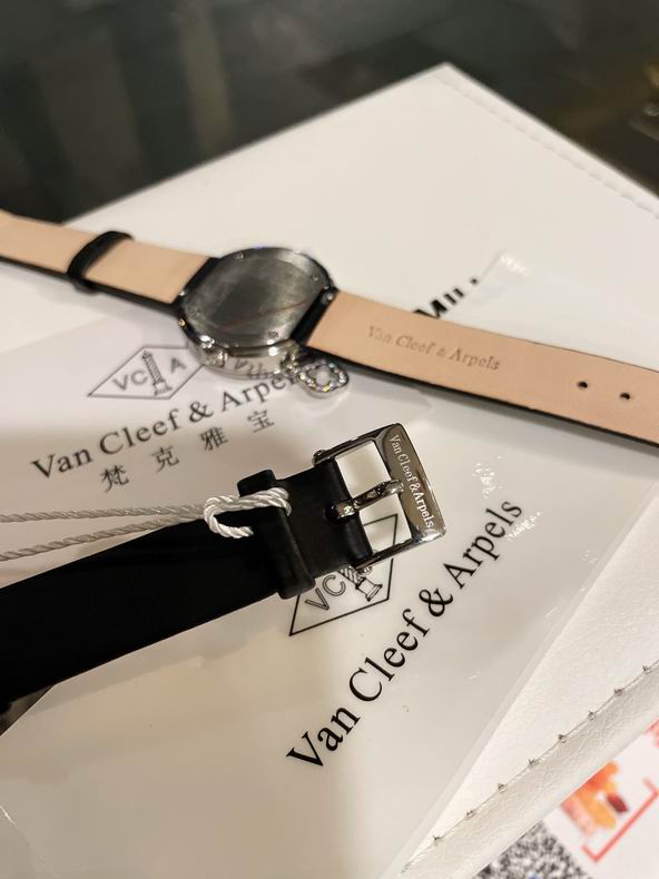 Van Cleef & Arpels women 32mm 080606 (2)