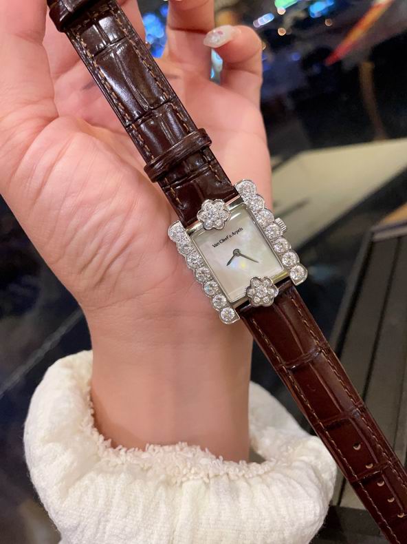 Van Cleef & Arpels women 33mm 101649 (1)