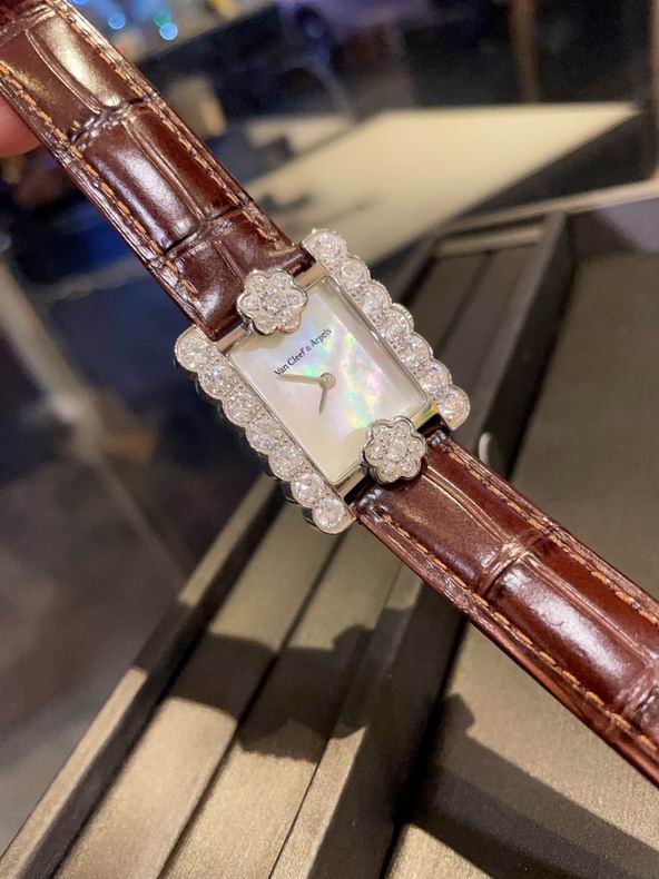 Van Cleef & Arpels women 33mm 101649 (3)