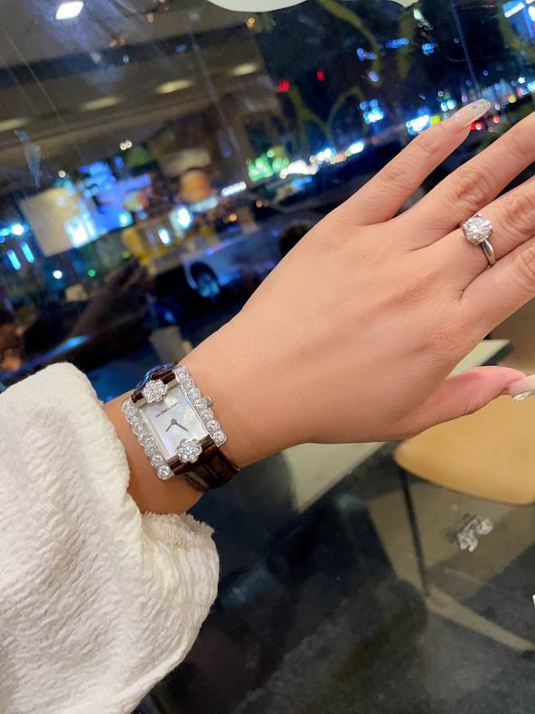 Van Cleef & Arpels women 33mm 101649 (5)