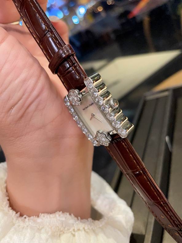 Van Cleef & Arpels women 33mm 101649 (8)