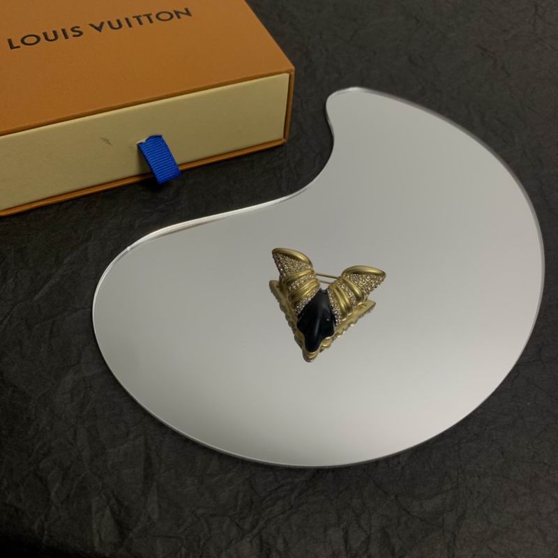 LV Brooch 03lyr03 (7)