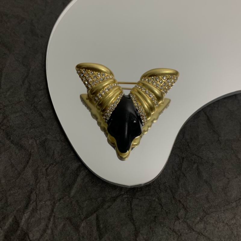 LV Brooch 03lyr03 (8)