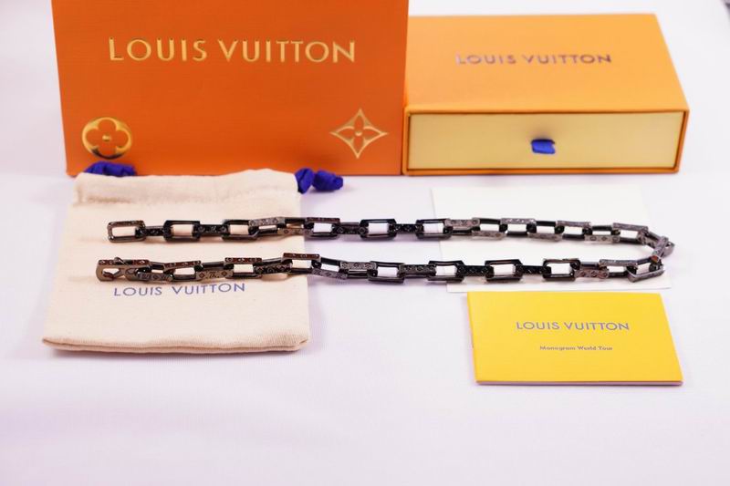 LV Suits 03lyr06 (2)