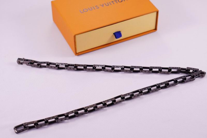 LV Suits 03lyr06 (3)