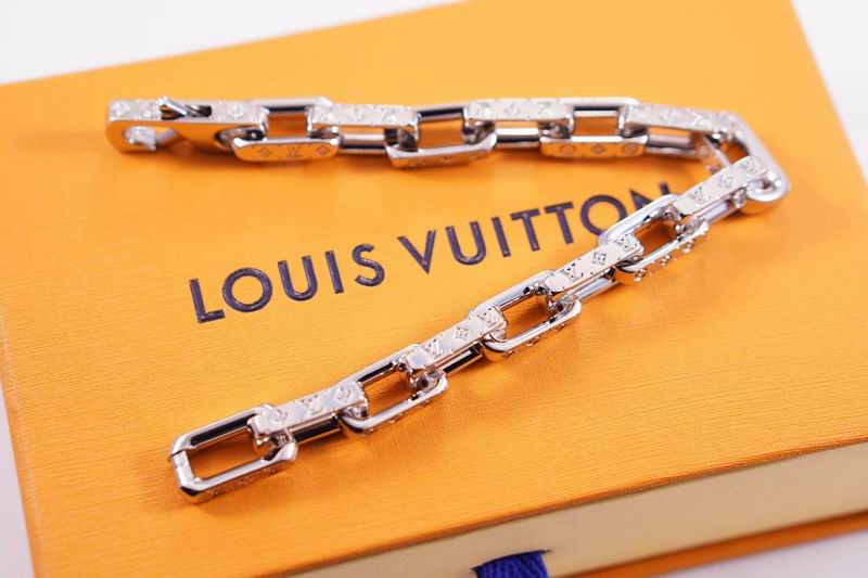 LV Suits 03lyr08 (4)